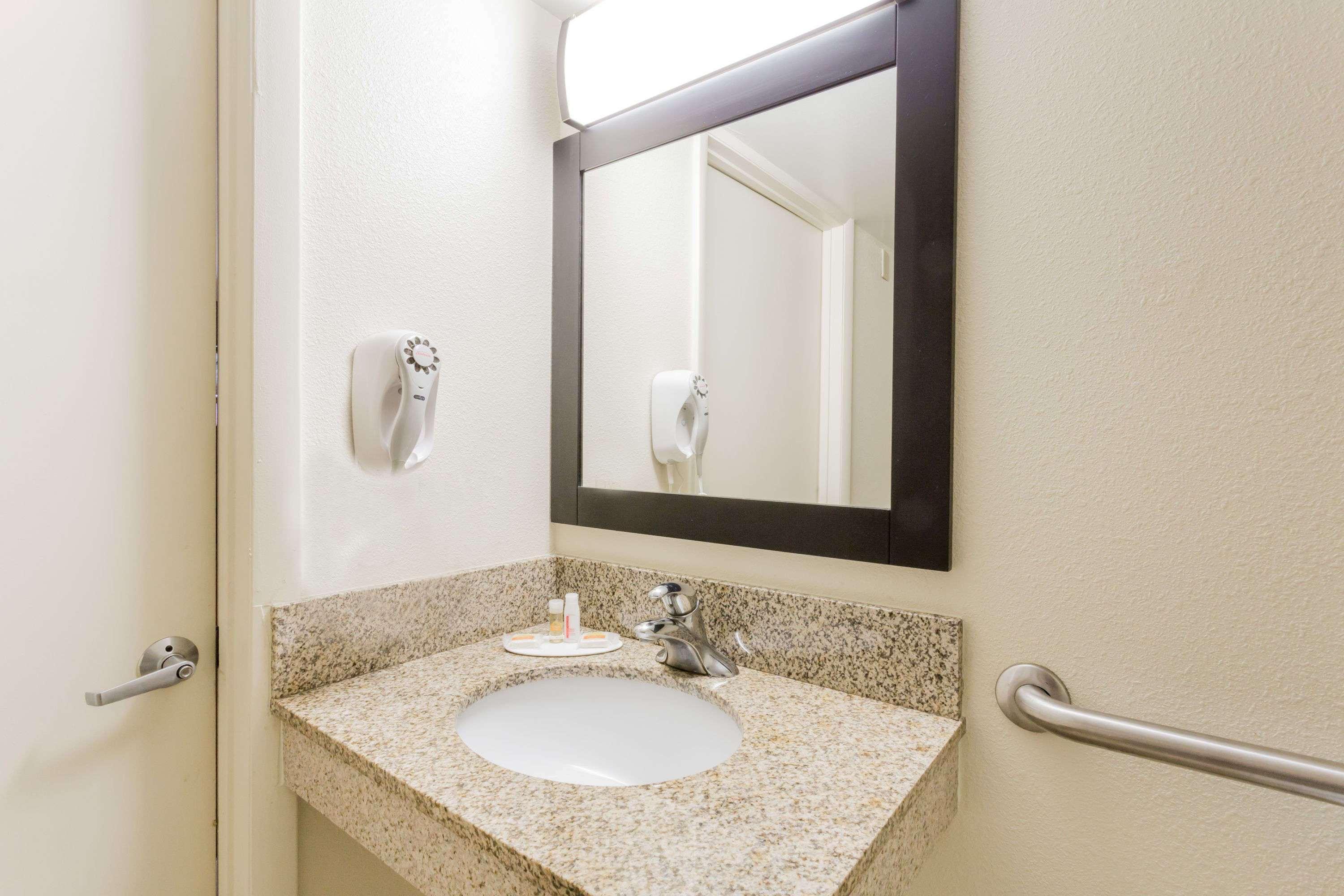 Days Inn By Wyndham Camp Springs Andrews Afb Extérieur photo