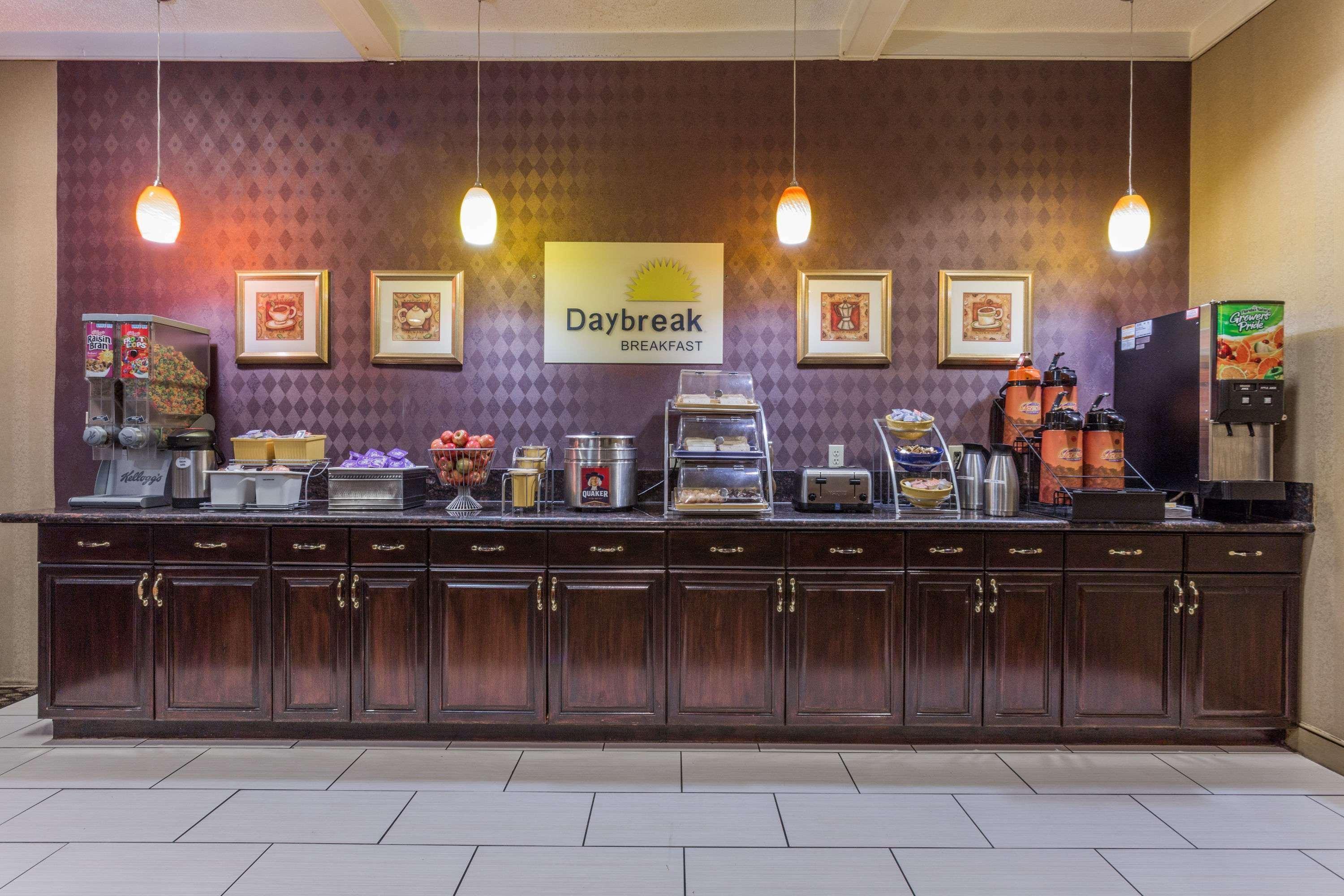 Days Inn By Wyndham Camp Springs Andrews Afb Extérieur photo
